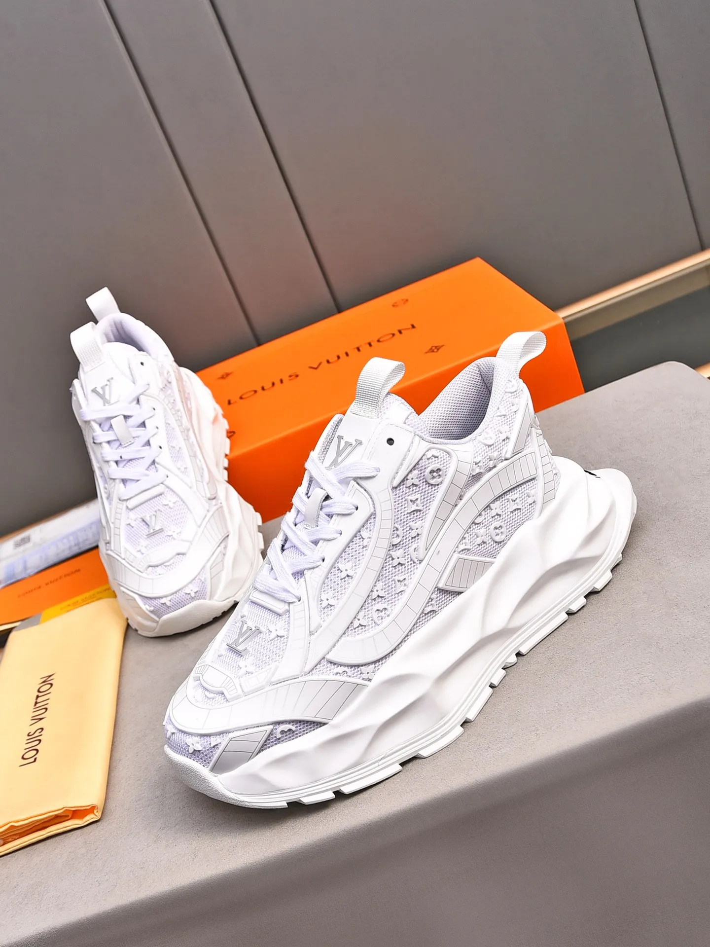 Men's shoes 💰580 📛📛【LOUIS VUITTON】Louis Vuitton 2024 new products👟Milan fashion catwalk style🇰🇾🇰🇾LV family logo, big-name style, a must-have for fashionistas⚠️Imported mesh with high-tech glue technology➕Cow leather➕Breathable mesh lining➕Genuine leather feet➕Special foam outsole👞Number 38-44 (45 46 custom-made)